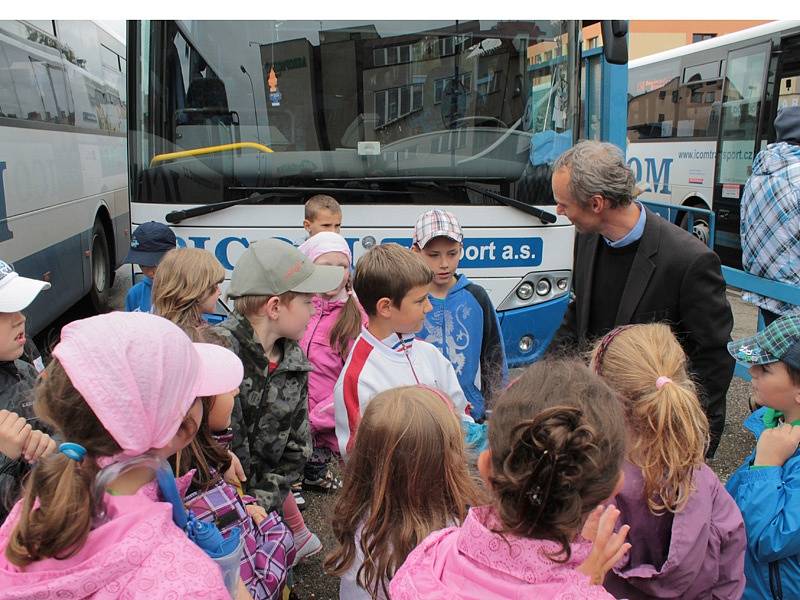 Školáci ZŠ Jiráskova doručili nasbíraná víčka na benešovské autobusové nádraží, kde si je převzali pracovníci ČSAD.