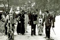 K Chlístovu patří také Racek a i tam pokaždé masopustní průvod zavítá. V roce 1982 to maškarám v kopci klouzalo na sněhu.