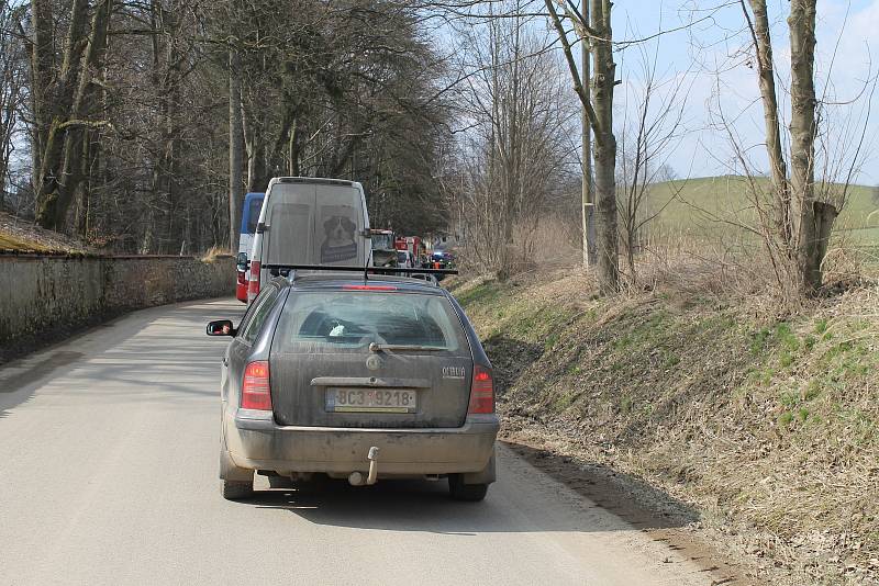 Spadlý strom na silnici mezi Smilkovem a Kouty.