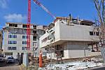Přístavba chirurgického pavilonu v benešovské nemocnici v polovině března 2023.