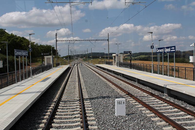 Ze slavnostního otevření úseku IV. železničního tranzitního koridou mezi Voticemi a Sudoměřicemi.