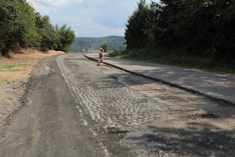 Z opravy silnice II/112 na Benešovsku.