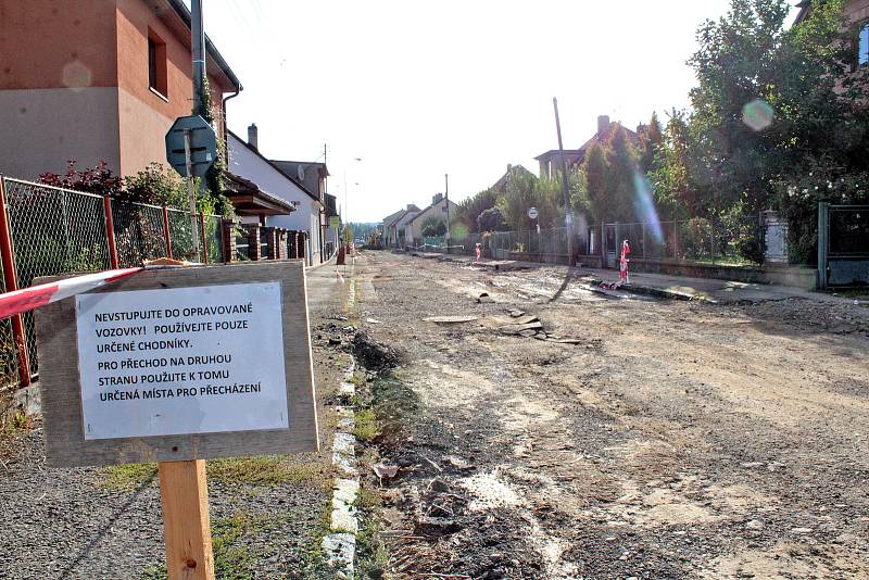 Navrátilova ulice prochází generální opravou. Chodníky a veřejné osvětlení město rekonstruuje napřesrok.