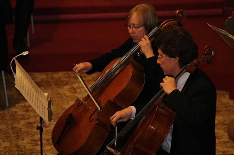 Ve vlašimském kostele vystoupil také houslový virtuóz Jaroslav Svěcený