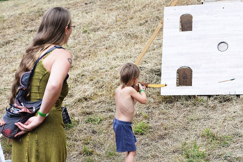 Nelítostné souboje, bitva nebo například komentované ukázky výzbroje středověkého vojáka. To je jen malý výčet z programu Historického festivalu, který se konal v sobotu 27. července v okolí tvrze v Mrači.