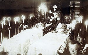František Ferdinand d´Este a vévodkyně Žofie z Hohenbergu, rozená Chotková zemřeli v Sarajevu při atentátu 28. června 1914.