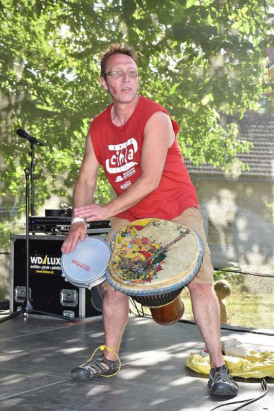 Výtěžek letošního festivalu CihlaFest půjde na opravu střechy Fary.