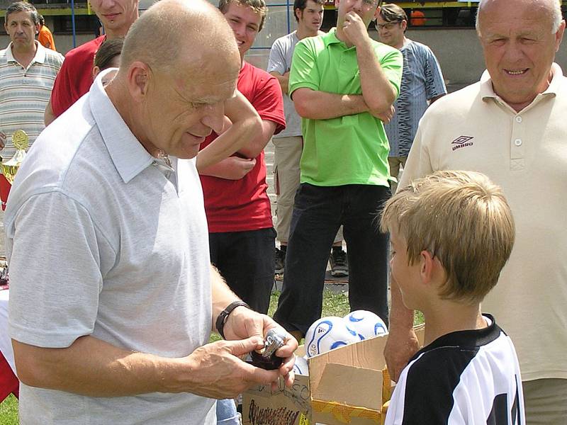 Jaroslav Hřebík předává medaile.