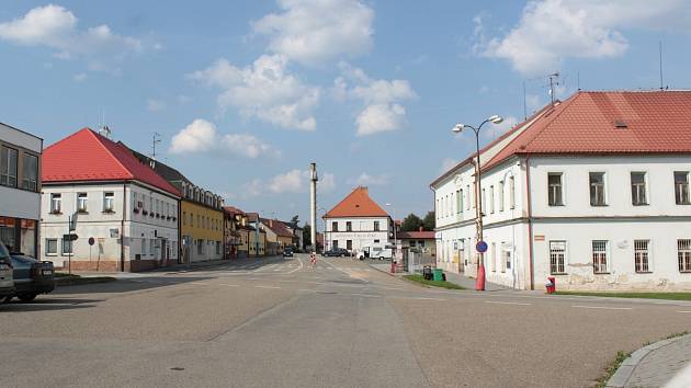 Náměstí II. odboje a stará škola v Bystřici u Benešova.