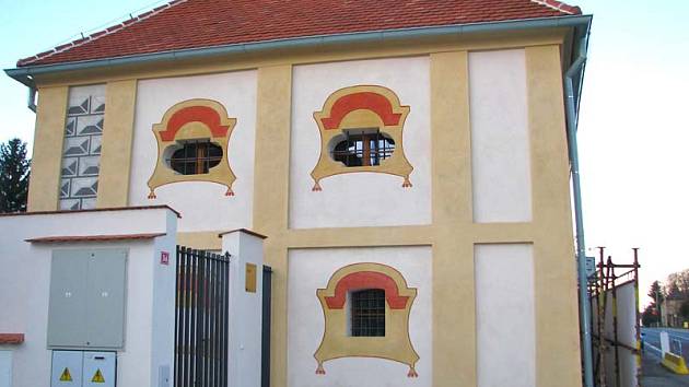 V Olbramovicích obec nevyužívanou barokní sýpku odkoupila a nechala přestavět na spolkový dům. 
