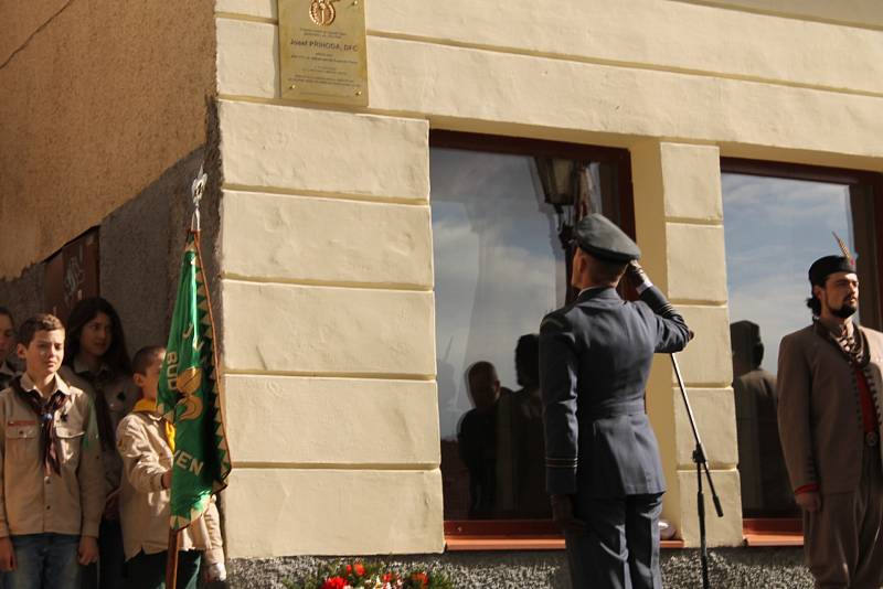 Pamětní plaketa zdobí od úterý 9. května rodný dům významného českého letce a armádního plukovníka Josefa Příhody.