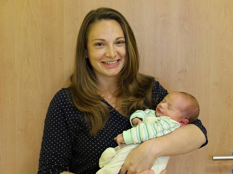Mikuláš se narodil manželům Janě a Milanu Gabrielovým ve čtvrtek 6. prosince 2018 v 0.16 hodin. Po porodu vážil 3970 gramů a 52 centimetrů. Tříletý bratr Ondřej na něj čeká doma v Čakovicích.