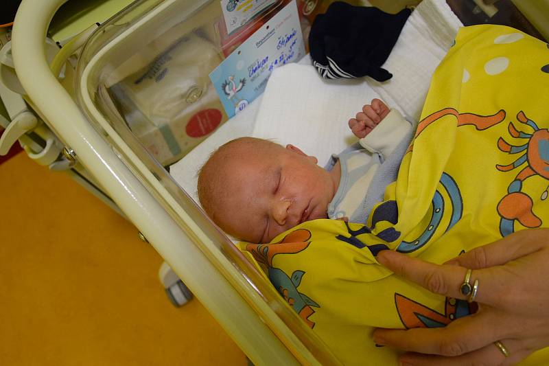 Štěpán Chalupa se manželům Janě a Petrovi narodil v benešovské nemocnici 15. září 2022 ve 3.05 hodin, vážil 4140 gramů. Doma v Poříčí nad Sázavou na něj čekali sourozenci Eliška (6) a Ondra (3).