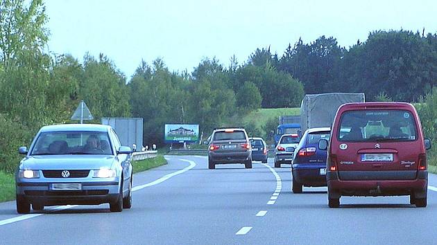 Každodenní situace na silnici I/3. Předjíždějící potencionální vrah vytlačil protijedoucí auto na krajnici.