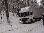 Kamion sjel ze silnice do příkopu u Vranova.