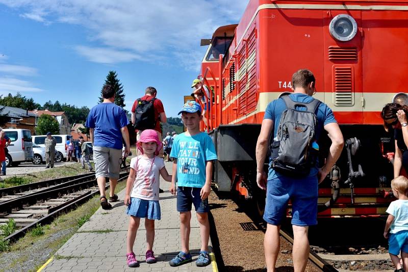 V Sázavě se objevil historický vlak veden motorovou lokomotivou T 444 162. Ta je pro svůj červený nátěr nazývána Karkulkou.