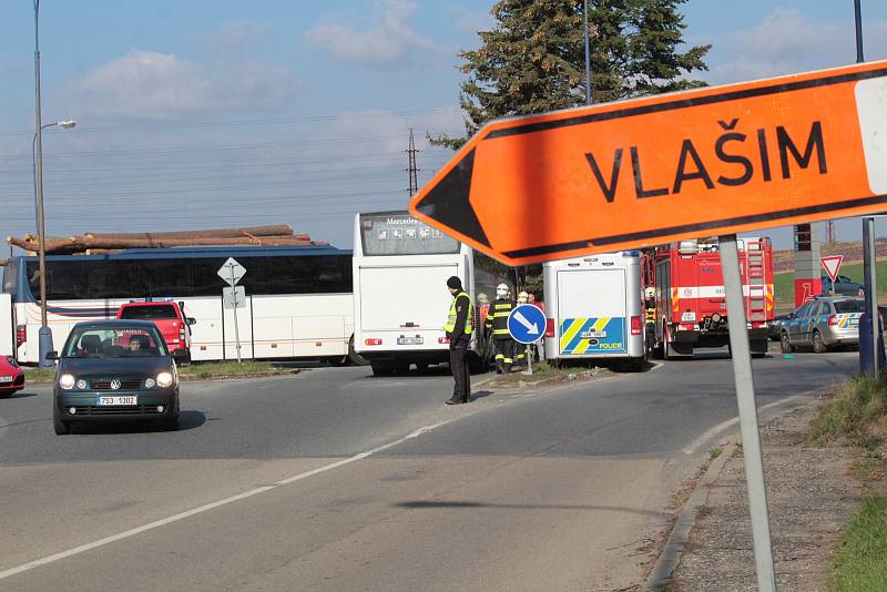 Nehoda autobusu a takzvaného klaďáku na křižovatce na Červených Vršcích v Benešově.