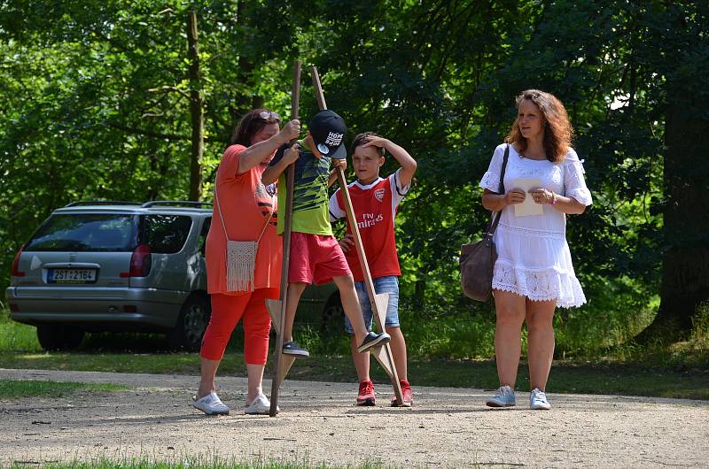 Děti si u Čínského pavilonu vyzkoušely nejen lanovou dráhu, ale také různé soutěžní disciplíny či netradiční bubny.