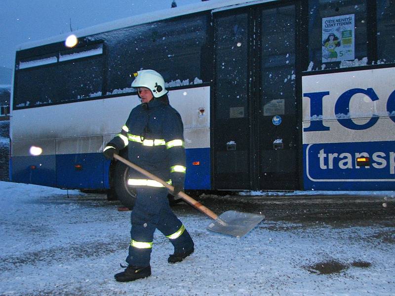 Ledovka poslala v Olbramovicích autobus v zatáčce k příkopu. 