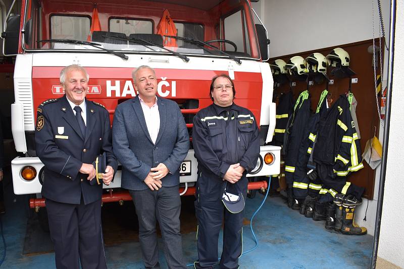 Ministr vnitra se seznámil s profesionálními i dobrovolnými hasiči z Vlašimi.