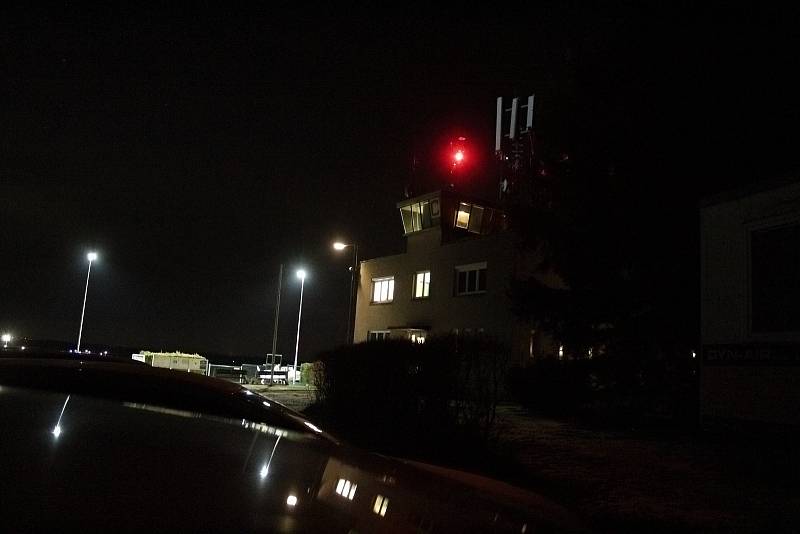 Zkouška systému osvětlení drah na Letišti Benešov.