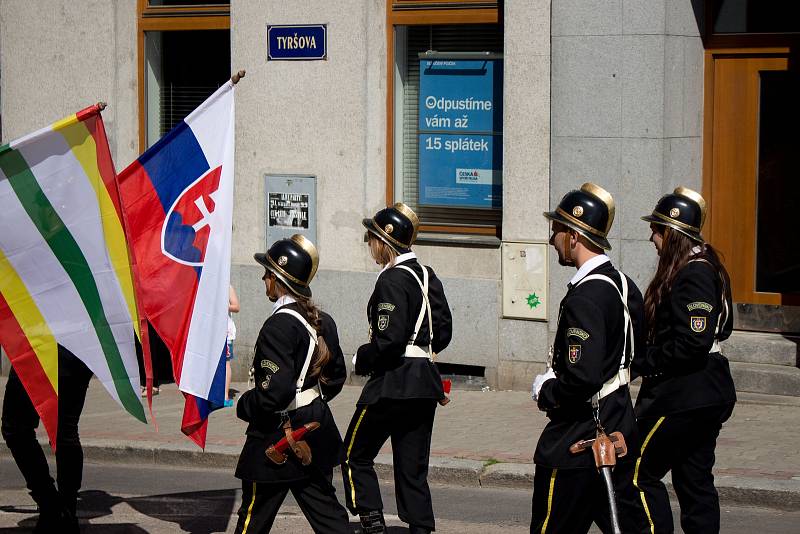 Hasičský den na Konopišti zahájili účastníci na Masarykově náměstí v Benešově.