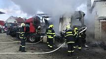 Hasiči zasahovali u požáru nákladních vozidel v obci Psáry.