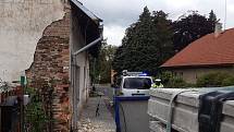 V říčanských Radošovicích narazilo nákladní vozidlo do rodinného domu.