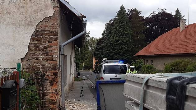 V říčanských Radošovicích narazilo nákladní vozidlo do rodinného domu.
