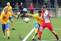 Slavia Karlovy Vary (v pruhovaném) - Benešov 3:4. Hosté zvítězili i díky výkonu obránců Laštovky (vlevo) a Pedra.