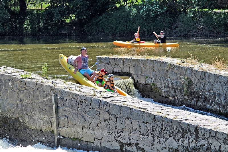 Rekreační vodáci na řece Sázavě na jezu Kaňov u Krhanic.