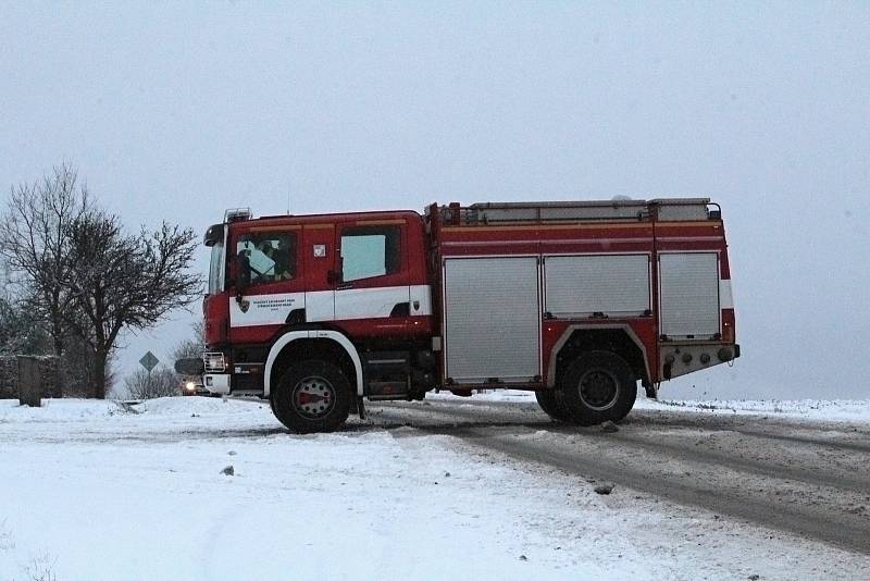 U Sulic na Benešovsku sjel autobus z krajnice.