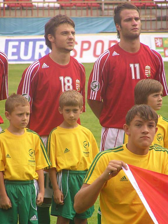 Kluci z Jawy Divišov jako doprovod hráčů Bulharska a Maďarska na ME 19 Zleva nahoře Pavel Šimáček, Robert Král a Lukáš Rozsypal. Dole zleva Josef Šmejkal a Matěj Vondrák