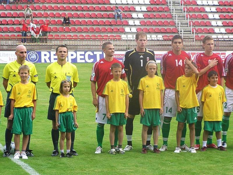 Kluci z Jawy Divišov jako doprovod hráčů Bulharska a Maďarska na ME 19 Zleva nahoře Pavel Šimáček, Robert Král a Lukáš Rozsypal. Dole zleva Josef Šmejkal a Matěj Vondrák