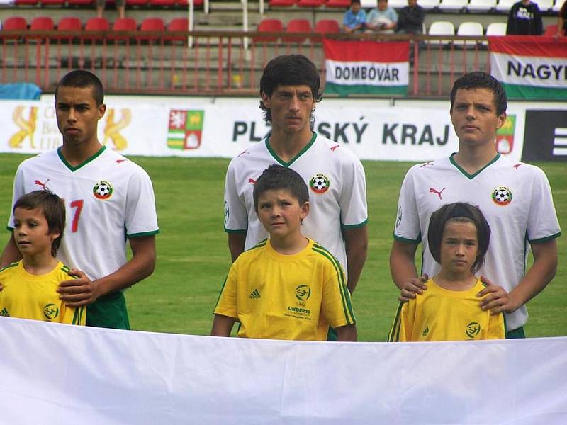 Kluci z Jawy Divišov jako doprovod hráčů Bulharska a Maďarska na ME 19 Zleva nahoře Pavel Šimáček, Robert Král a Lukáš Rozsypal. Dole zleva Josef Šmejkal a Matěj Vondrák