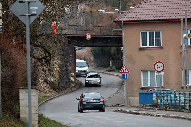 Podjezd pod železnicí s výpadovkou ze Sázavy k dálnici D1. Pohled z  Benešovské ulice.