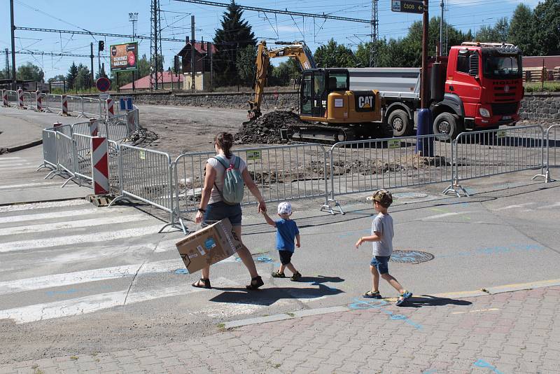 Výstavba okružní křižovatky u benešovské sokolovny.