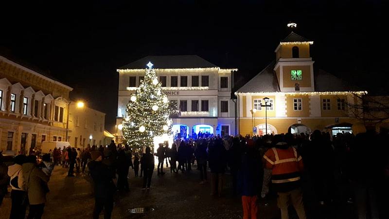 Z rozsvěcení vánočního stromu ve Voticích.