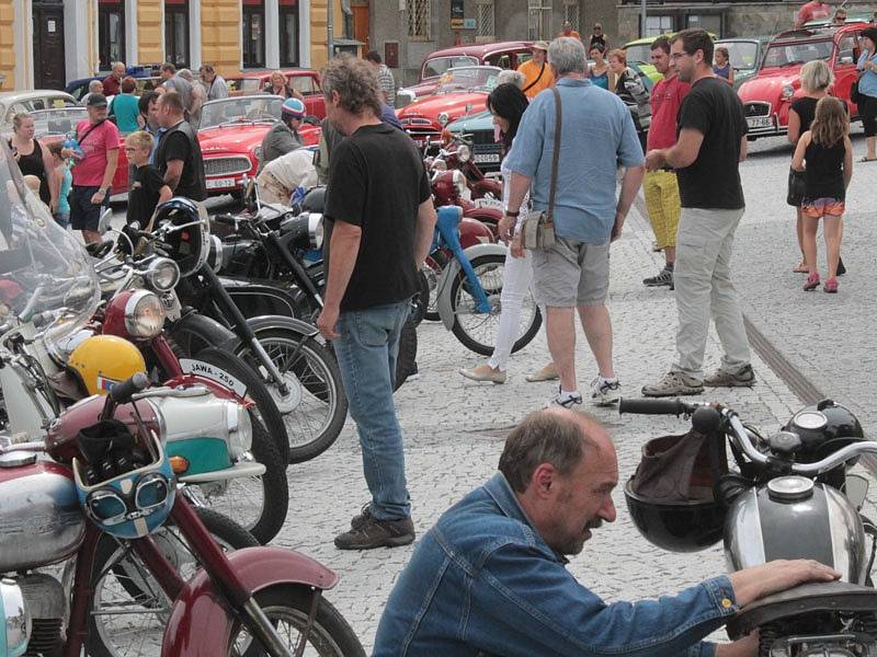 Historická vozidla začala na votické Komenského náměstí najíždět v sobotu po půl dvanácté.