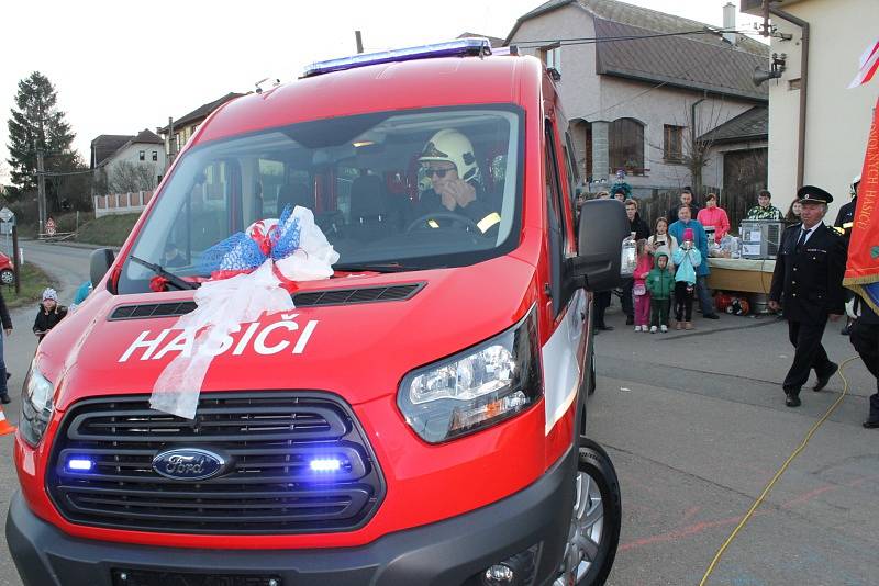 V Heřmaničkách křtili nové hasičské auto.