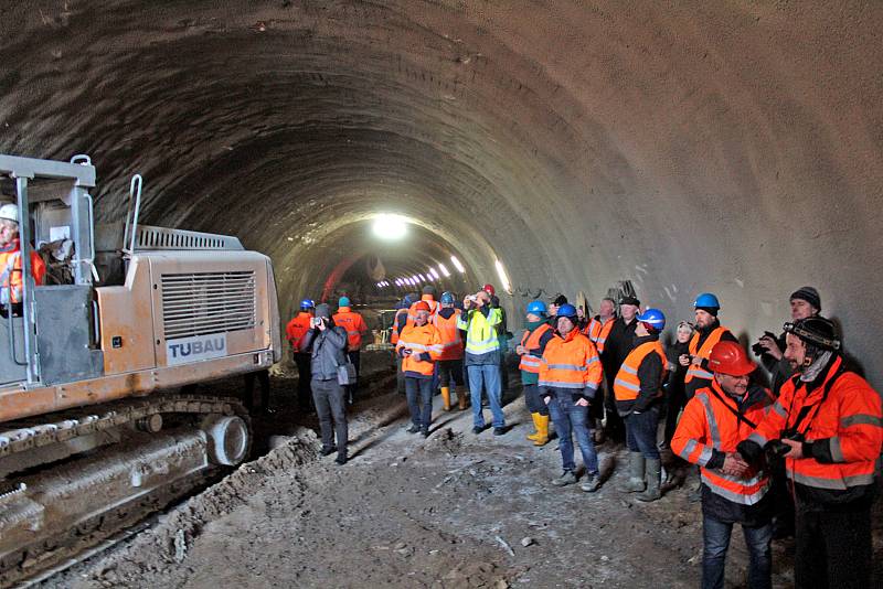 Ze slavnostní prorážky jižního portálu tunelu Deboreč.