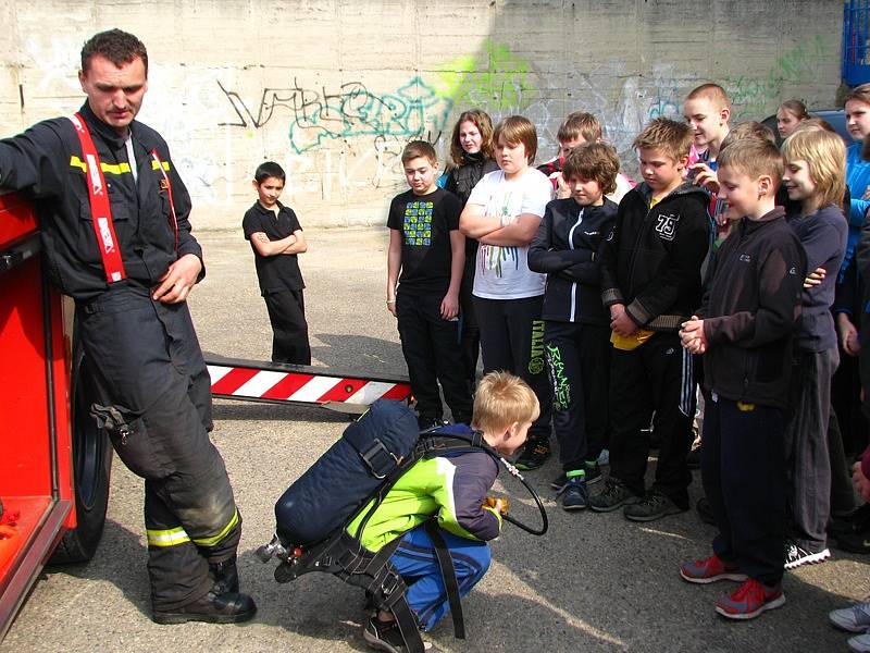 Školáci ze 4. a 5. tříd ZŠ Dukelská se zdokonalovali v jízdě na kole a nabírali vědomosti při besedě s hasiči.