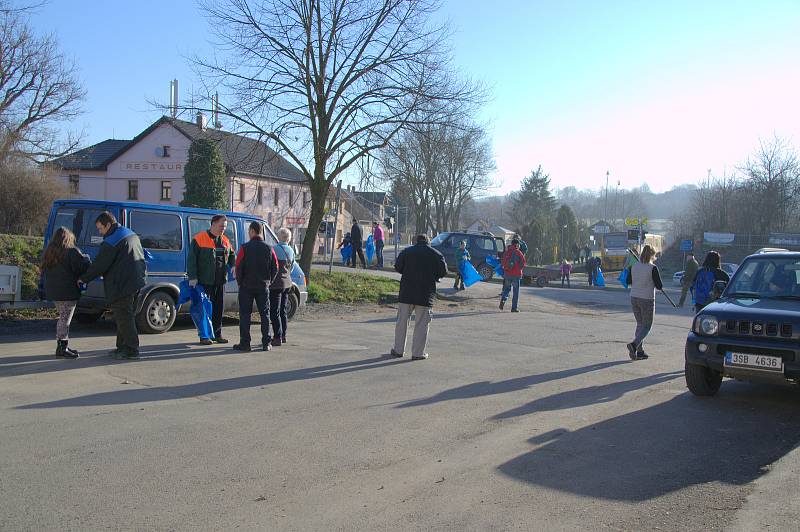 Veřejná prostranství i přírodu kolem obce uklízeli už podruhé také v Poříčí nad Sázavou.