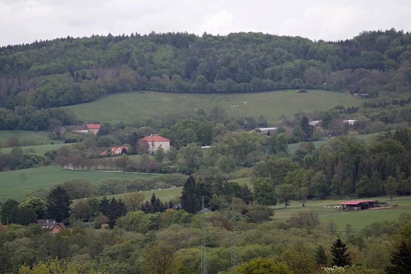 Olbramovice a okolí z dominanty obce, věže kostela Všech svatých.