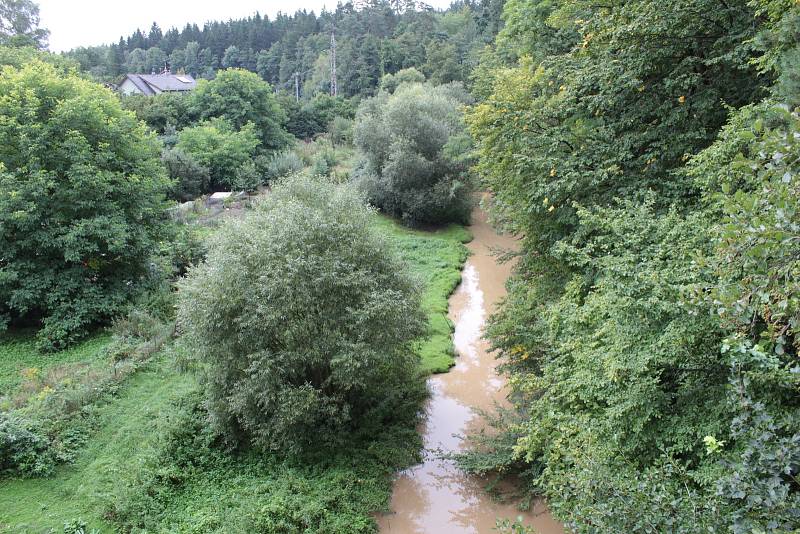 Následky průtrže mračen, které se na Týnecko snesly v úterý 20. srpna 2019 podvečer. Janovický potok s kalnou vodou.