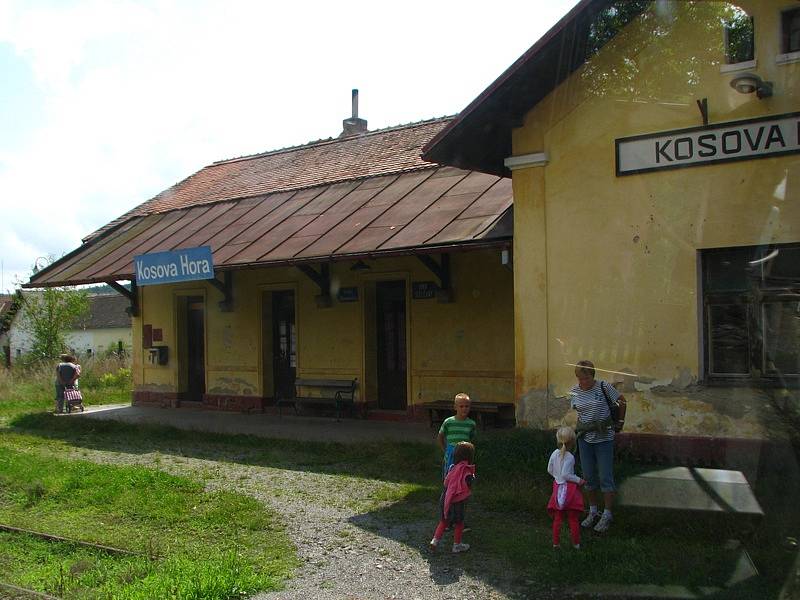 Vlaky pro veřejnost tažené parní lokomotivou pojedou při oslavách 120. výročí tratě v úseku Sedlčany - Štětkovice v sobotu 27. září několikrát. V neděli 28. září bude ze Sedlčan vypravený zvláštní nákladní fotovlak s historickou motorovou lokomotivou.