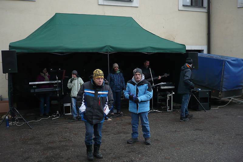 Dva nezbední čerti, přemilí anděl a důstojný Mikuláš zahájili advent také pod Blaníkem.