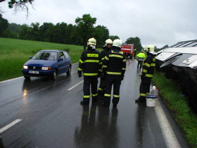 Autobus sjel v mírné zatáčce silnice I/18 nad Olbramovicemi na krajnici a převrátil se na bok