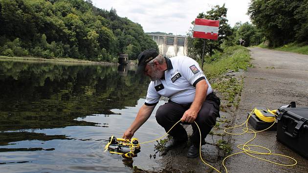 VIDEO, FOTO: To není hračka. Policistům pomáhá pod vodou na Slapech dron -  Pražský deník