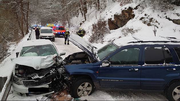 Dopravní nehoda dvou osobních vozidel v pondělí 8. února 2021 u obce Kamenice na Benešovsku.